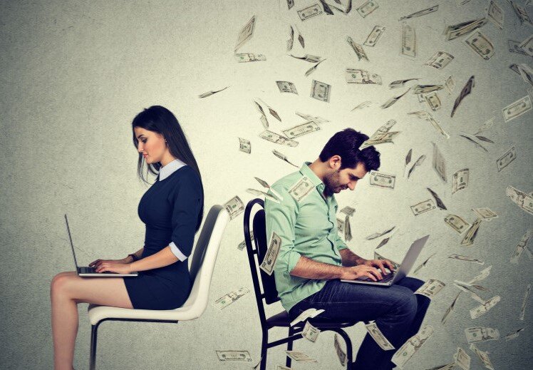Почти 37 процентов женщин считают, что они зарабатывают меньше мужчин на аналогичных должностях 