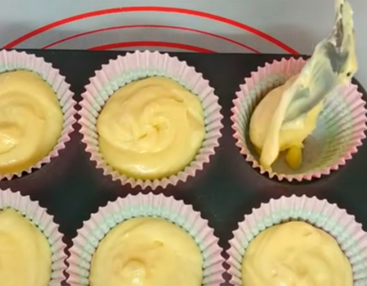 заливаю кексы в формочку