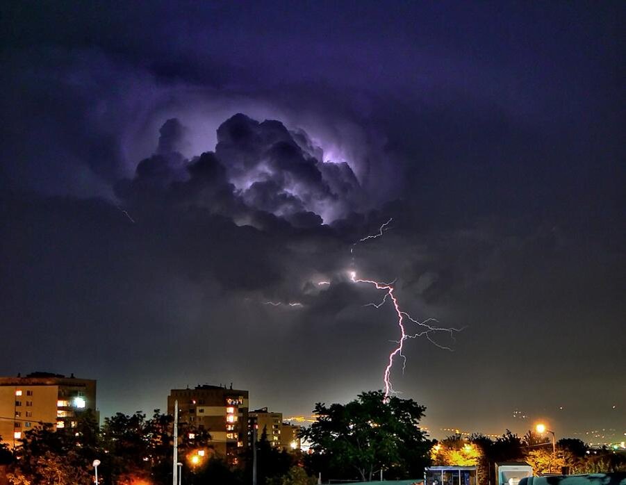 молнии полосовавшие черное небо освещали окрестность. небо ураган. хлебозоры. страшная гроза. много молний.