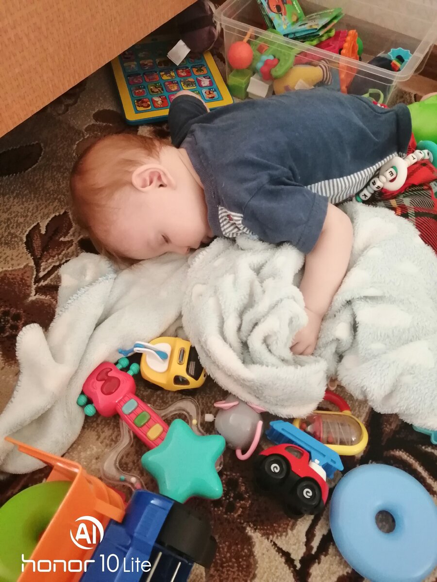 2. Сегодня наш сынишка уснул на полу.  Всё проходило как обычно, поели начали играться с игрушками, через 30 минут начал зевать и теперь глазки. Хорошо, думали что сейчас положим его и уснёт, но не тут то было, начал только истерить и капризничать, хорошо, опять разложили на полу все его игрушки, сел начал играться, но не прошло и 5 минут, и мы увидили вот эту картинку. 
Вот такое ощущение, будто у них, где-то выставлены батарейки, которые очень быстро разряжаются, но сного есть одно "НО" были бы все такие батарейки как у них. Да уснул, вроде бы всё хорошо, прошло 10-15 минут, и наши батарейки уже заряжены, и готовы сного ползать, закатывать истерики, открывать все шкафчики, все с них доставать и разбрасывать, вот такие вот у нас веселые будни. 