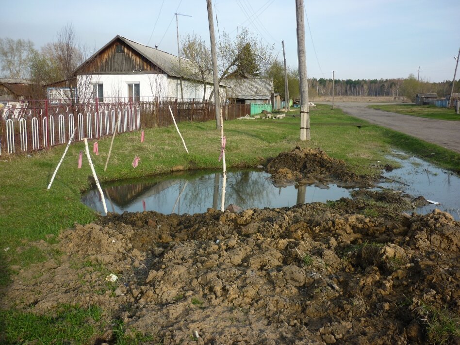 В этой яме чуть не утонул один любознательный первоклассник. Глубина около 3 м. Раскопали и уехали на несколько дней.