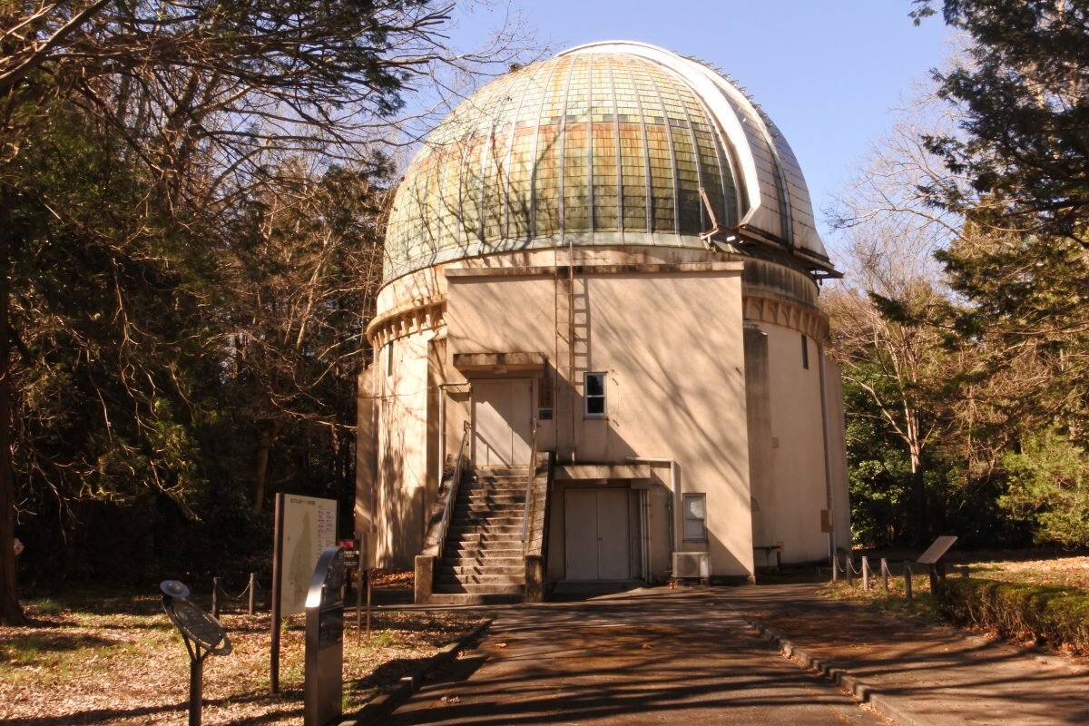 Национальная астрономическая обсерватория, с деревянной архитектурой в западном стиле.