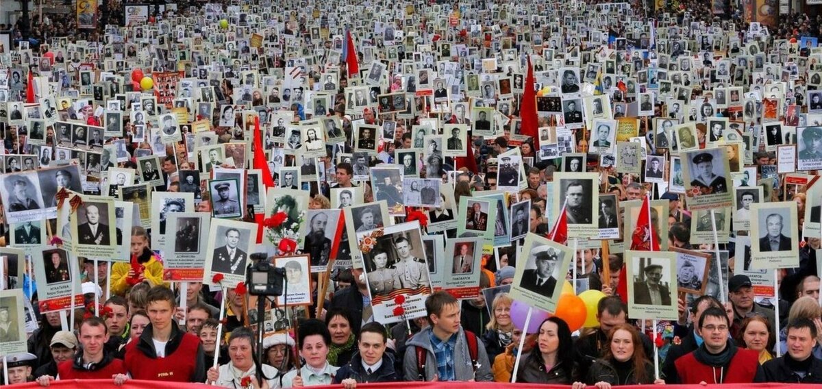 Первый год бессмертного полка. 9 Мая Бессмертный полк. Бессмертный полк шествие. Шествие Бессмертного полка. Бессмертный полк фото.