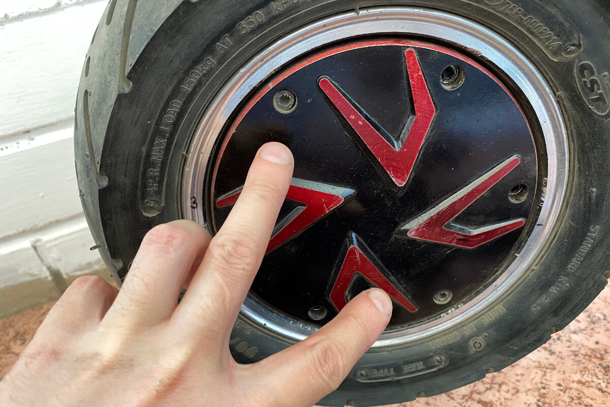 Два винта, которые никак не выкручивались.