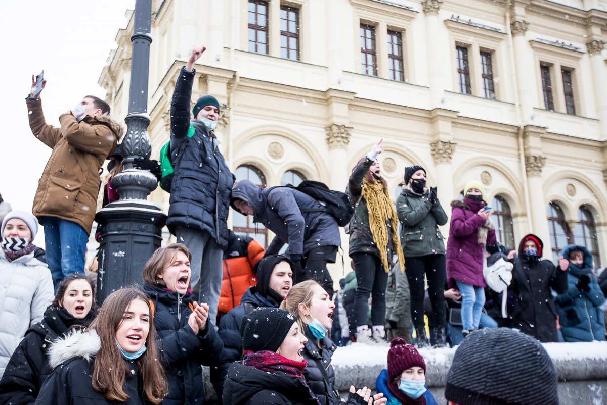 Громкие выкрики и лозунги скромный язык митингующих  