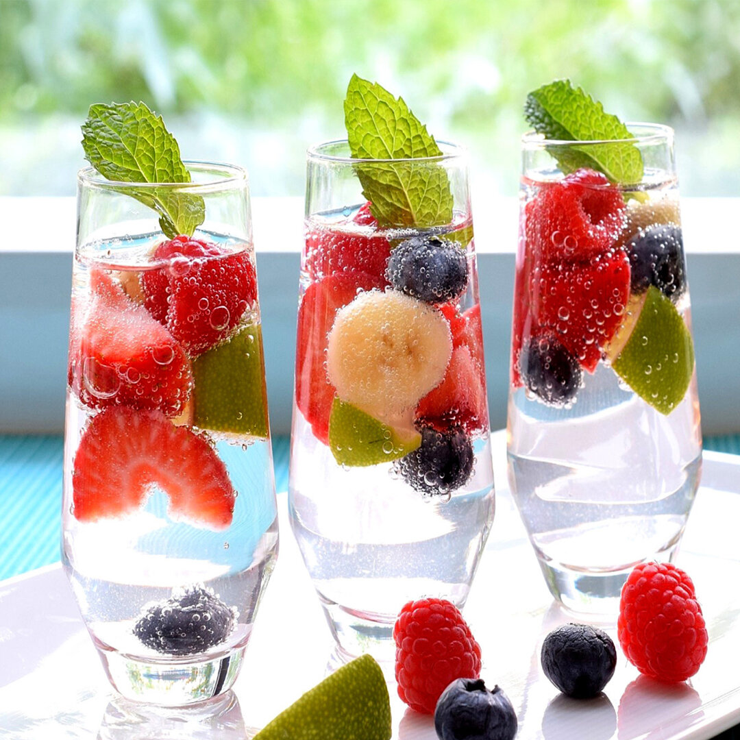 Один из вариантов – придумать общее начало дня, когда вы всей семье выпиваете стакан воды, добавив в нее мед и дольку лимона.
Каждое утро можно придумывать новый напиток, например, воду с ягодкой.