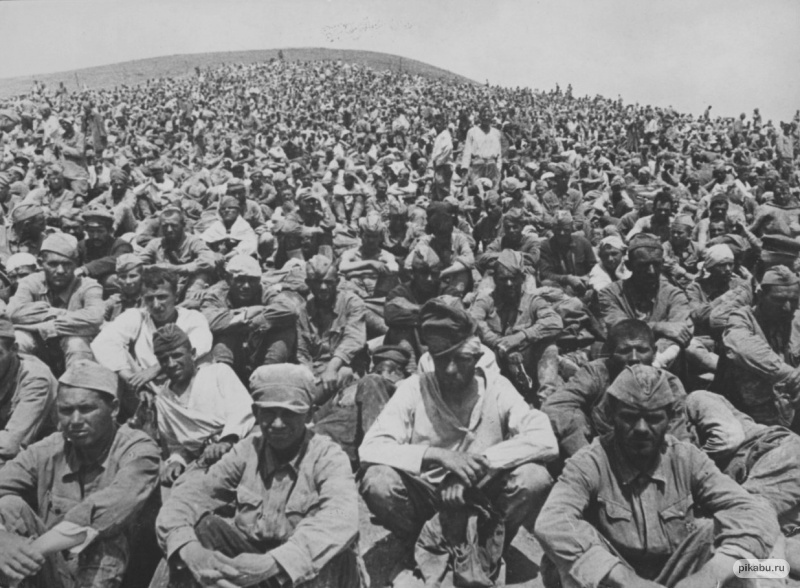 Пленные красноармейцы на сборном пункте под Севастополем. 1941 г.