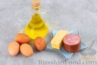 Натрите ветчину и сыр на мелкой тёрке.
В отдельную ёмкость разбейте яйца и слегка взбейте вилкой, чтобы белки и желтки смешались. Для удобства дальнейшего приготовления можно взбивать и обжаривать по одному яйцу за раз, но тогда блинчики получатся чуть более толстыми.