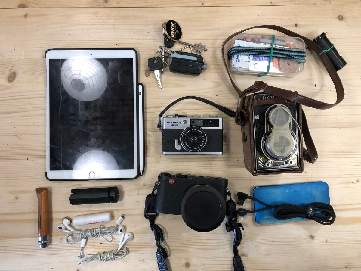 Серебристый Olympus 35ED, в чехле Meopta Flexaret и чёрная  Leica X Vario