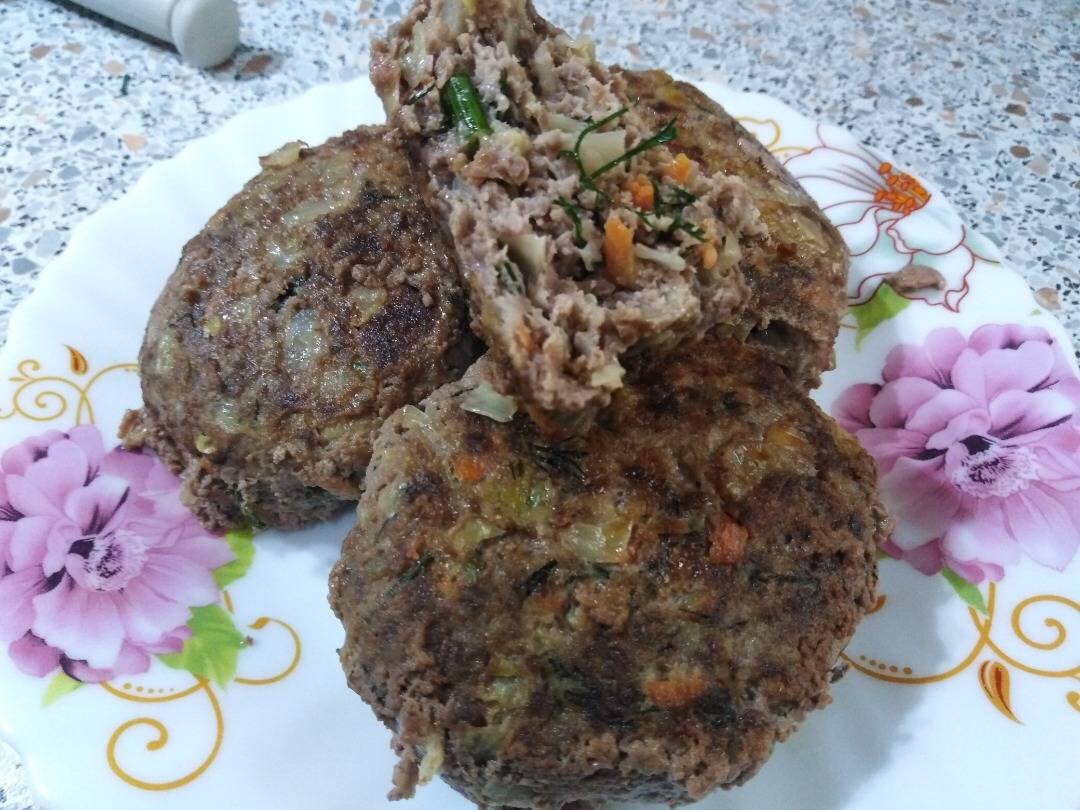 Мясные котлеты с морковью на сковороде