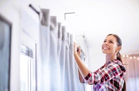 Скажите мне, чего она такая довольная? Можно подумать, ей это дело в кайф