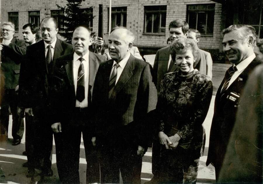  Генеральный секретарь ЦК КПСС Михаил Горбачёв с супругой в Красноярском крае. Слева от него - первый секретарь крайкома КПСС Олег Шенин. 1988 год. Фото из архива "КР"