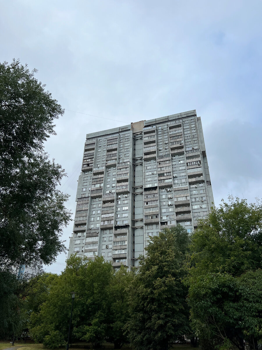 Фасад здания в сторону метро "Щёлковская", 2022. Фото моё.