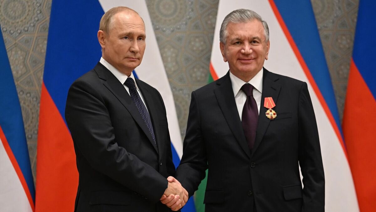    Президент РФ Владимир Путин вручил орден Александра Невского президенту Узбекистана Шавкату Мирзиёеву во время встречи на полях саммита© РИА Новости / POOL