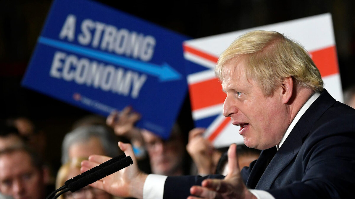 На фоне плаката "Сильная экономика!" всё это выглядит как карикатура :)