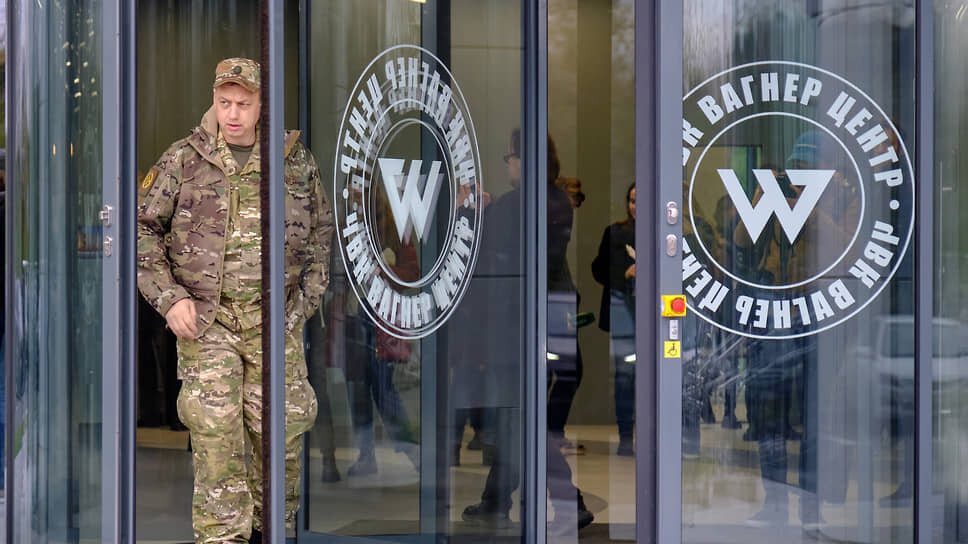 Фото: Алексей Смагин / Коммерсантъ📷Участники церемонии открытия перед входом в «ЧВК Вагнер Центр»