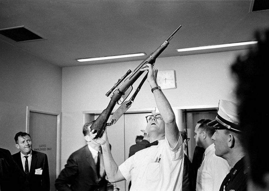 Где убили пушки. Ли Харви Освальд с винтовкой. Винтовка Харли Освальда. Ли Харви Освальд с ружьем.