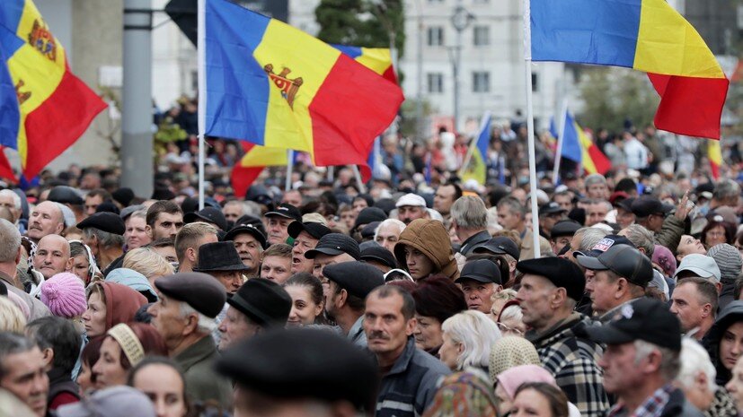     Участники акции протеста оппозиции в Кишинёве. РИА Новости Родион Прока