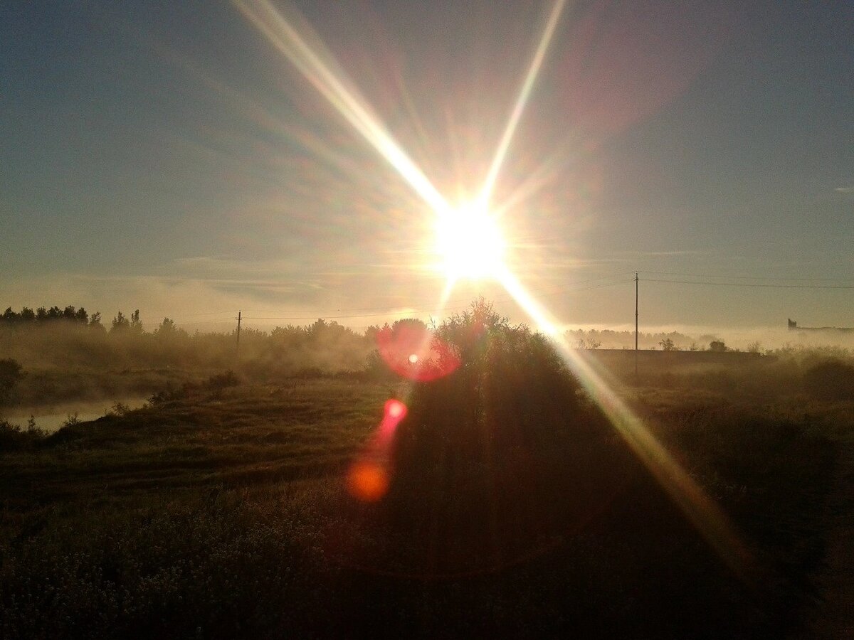 Рассвет , поле, речушка все возле дома. 