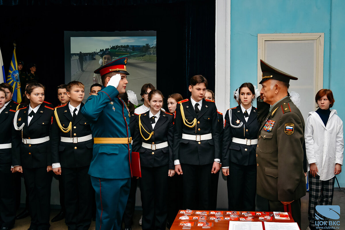 В Центральном офицерском клубе ВКС 70 московских школьников принесли юнармейскую клятву