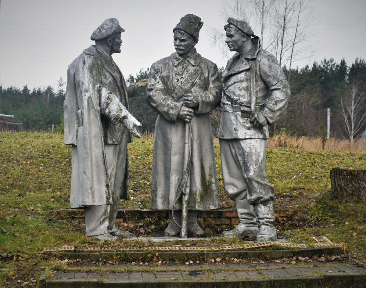 Памятник "Ленин в октябре", 1967 год, на новом месте с 2013 года, Егорьевское шоссе, д. Ширяевская, автозаправка ММК-petrol. Фото автора.