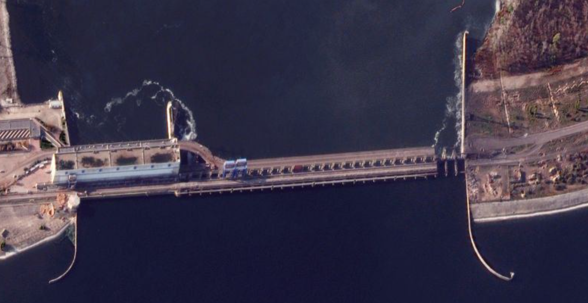 Фото 1. Повреждение дамбы Каховской ГЭС 