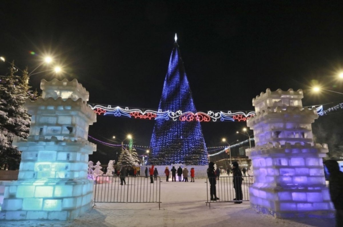 Новый год в барнауле. Снежный городок на площади Сахарова Барнаул. Площадь Сахарова Барнаул новый год. Площадь Сахарова Барнаул 2022. Елка на Сахарова Барнаул 2021.