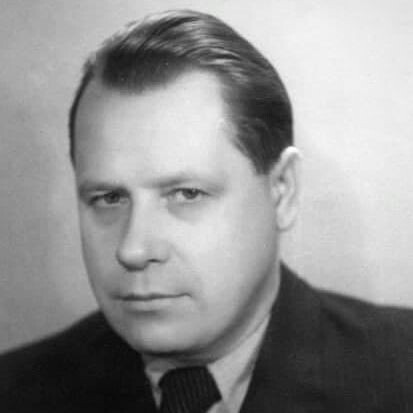 Режиссер Илья Копалин
Фотография: Музей кино, Москва«Ночами мы обсуждали с операторами задание на следующий день, а утром машины увозили операторов на фронт, чтобы вечером вернуться с отснятым материалом. Съемки были очень тяжелые. 30-градусные морозы. Замерзал и забивался снегом механизм киноаппарата, окоченевшие руки отказывались действовать. Были случаи, когда в машине, вернувшейся с фронта, лежало тело погибшего товарища и разбитая аппаратура».