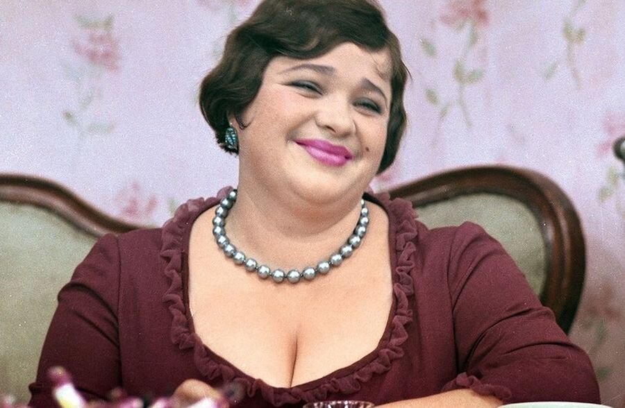 Родилась Наталья Белогорцева (девичья фамилия актрисы) в семье артистов. Отец-актер Камерного театра А.Я. Таирова, прошедший всю войну, трагически погиб 1 ноября 1945.-5