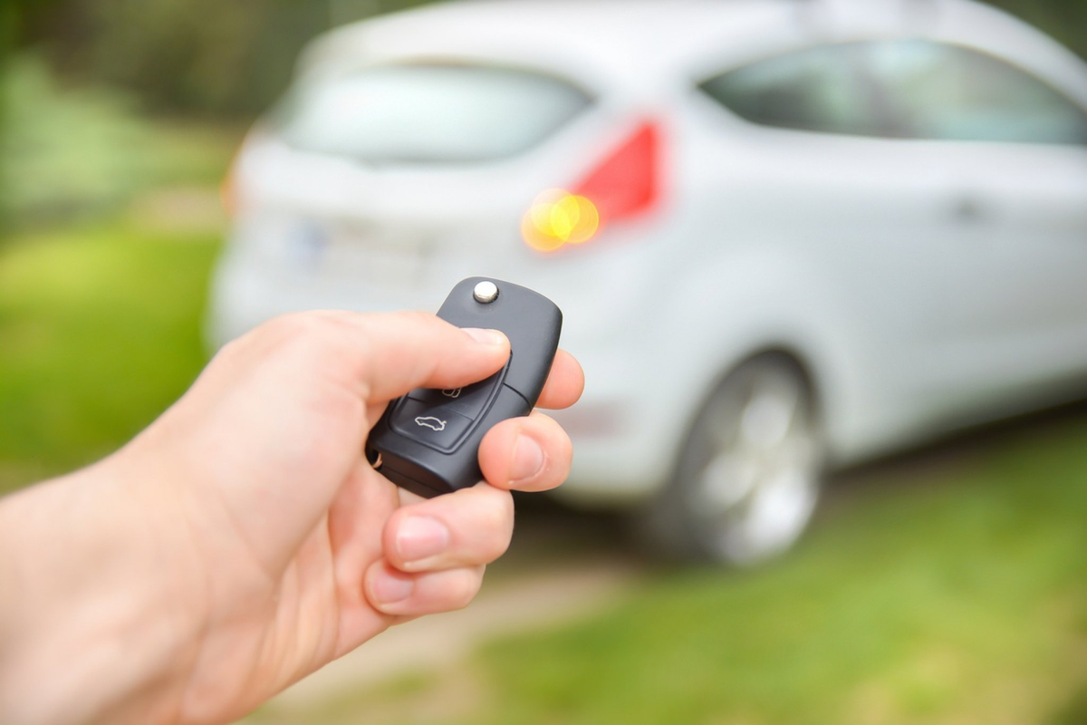 Gps угон. Автосигнализация автомобиль. Сигналка на машину. Сигнализация на автомашин. Брелок сигнализации автомобиля.