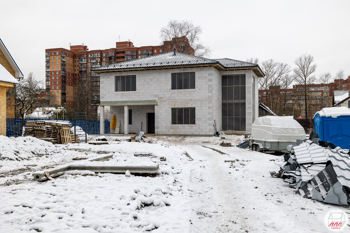 II этап стройки включает в себя возведение стен, перекрытий и кровли