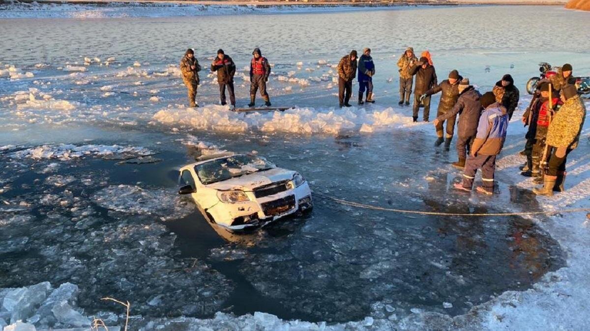    Автомобиль достают из реки:пресс-служба ДЧС Костанайской области
