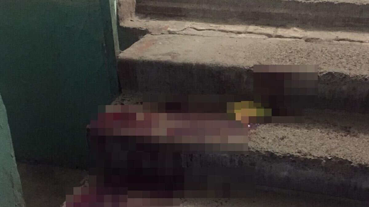    На месте происшествия в подъезде дома по ул. Куйбышева в Нижнем Новгороде© Фото : СУ СУ РФ по Нижегородской области