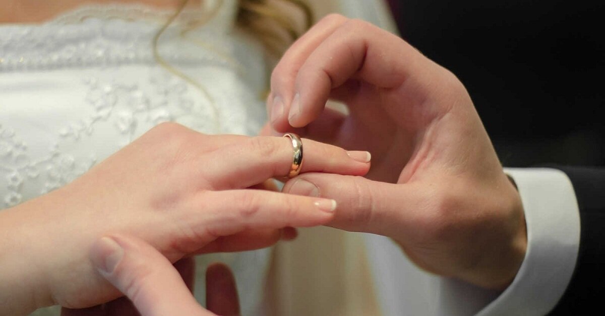 Всегда приятно быть гостем на свадьбе. Смотреть, как счастливы молодожены, как волнуется жених, надевая на палец невесте обручальное кольцо, как радуются родственники.