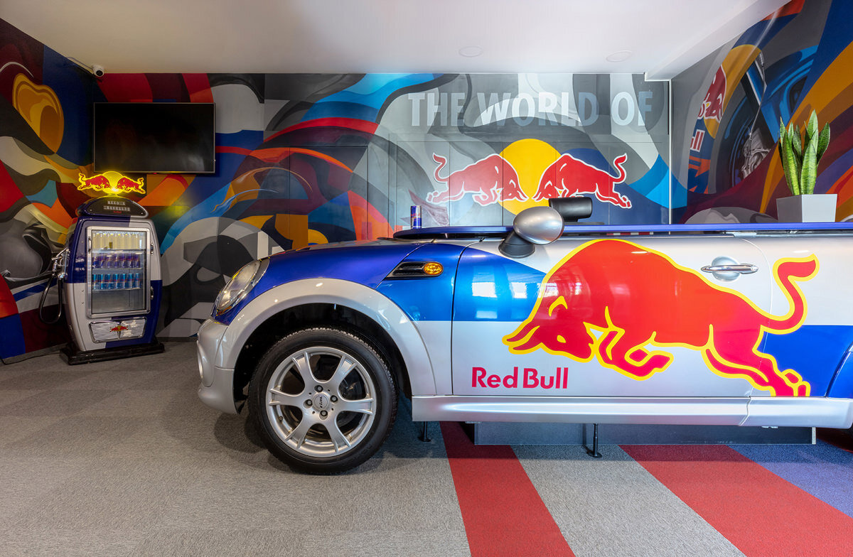 Огненный туннель, фигуры быков и автомобиль Mini Cooper: офис Red Bull  Kazakhstan в Алма-Ате | Design Chat | Дзен