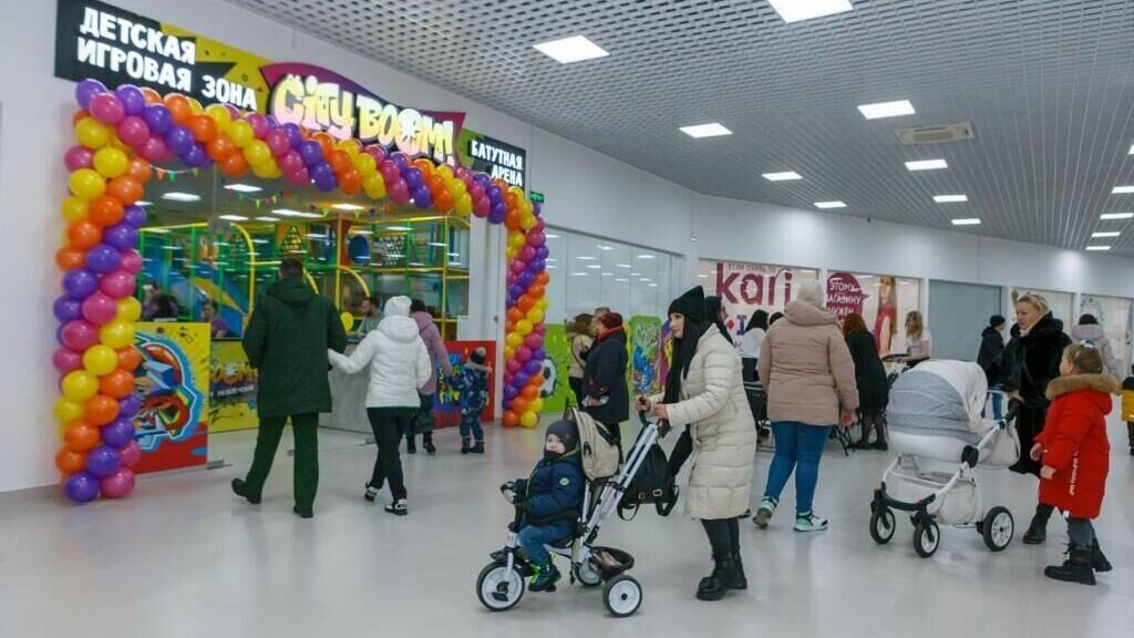     Вторую очередь торгового центра «Суворовский» ввели в эксплуатацию в одноименном жилом районе Ростова-на-Дону по адресу ул. Петренко, 3. Торжественное открытие долгожданного молла прошло в Суворовском 15 декабря, подарив жителям праздничное предновогоднее настроение.