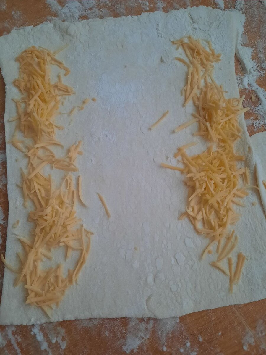 Раскатать тесто, по краям сыр