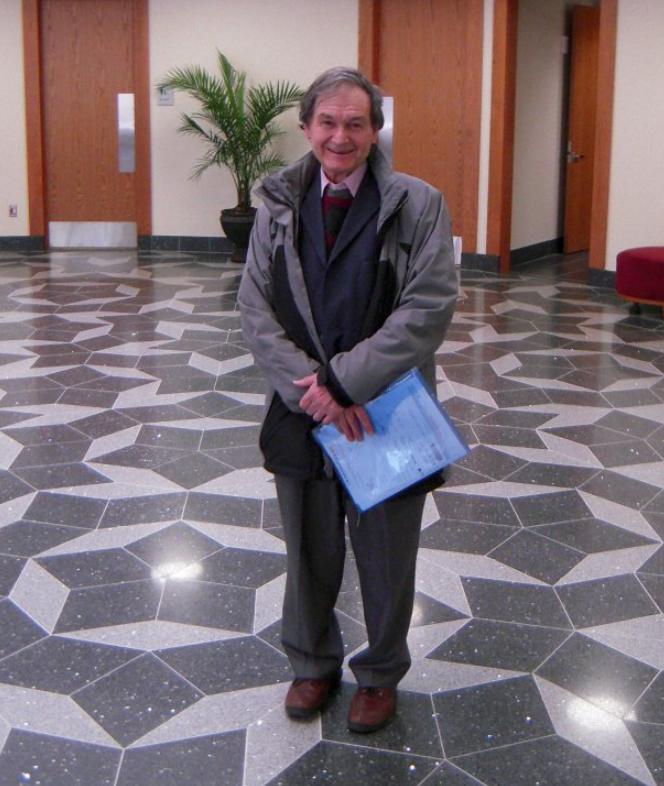 Пенроуз на полу, замощенном его плитками