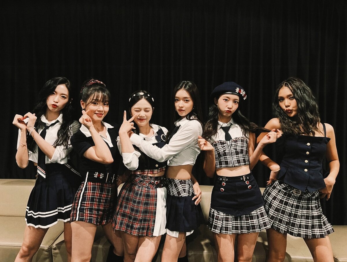 OH MY GIRL - один камбэк в 2022 году. и то не самый удачный. Фото взято из интернета. 