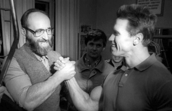Юрий Власов и Арнольд Шварценеггер в Москве в 1988 году / Википедия