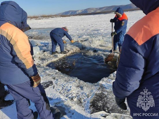     В Комсомольске-на-Амуре под лед провалился бульдозер ФОТО: ГУ МЧС России по Хабаровскому краю