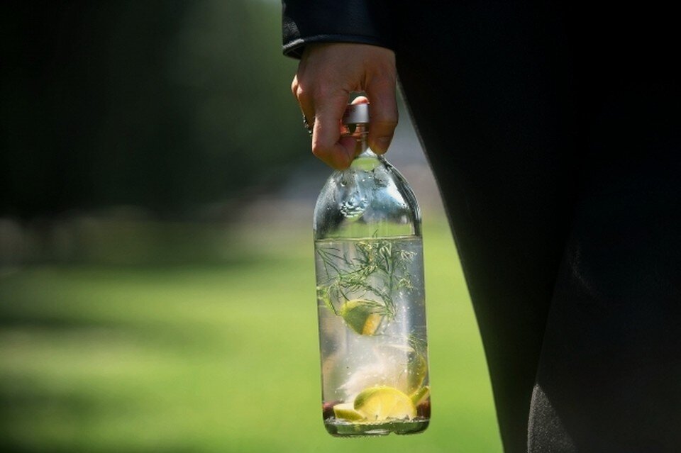     Женщина выбросила пустую бутылку в окно Алексей БУЛАТОВ