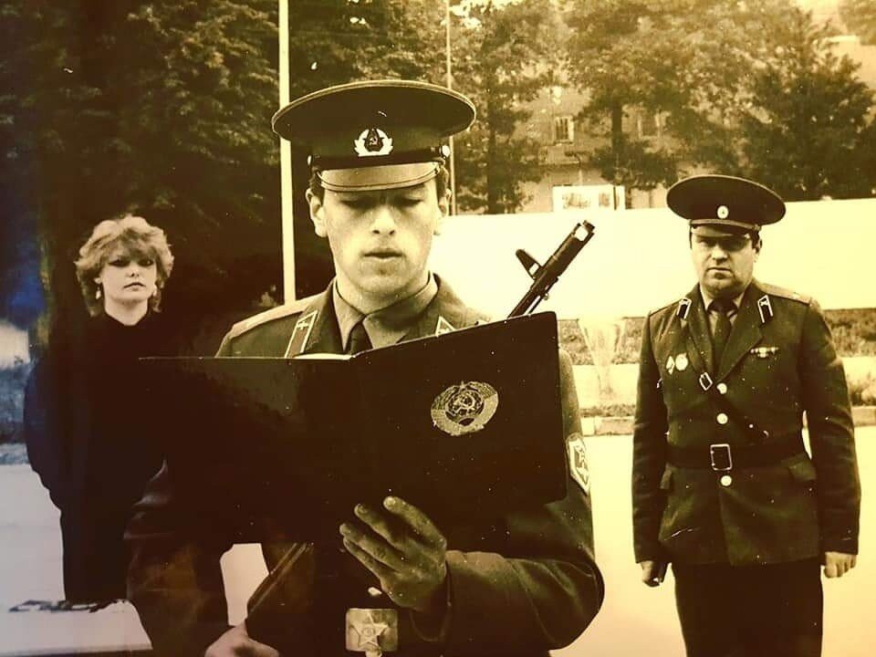     Первый раз Олег стал Дедом Морозом в армии. Фото: предоставлено Олегом ВИКТОРОВИЧЕМ.