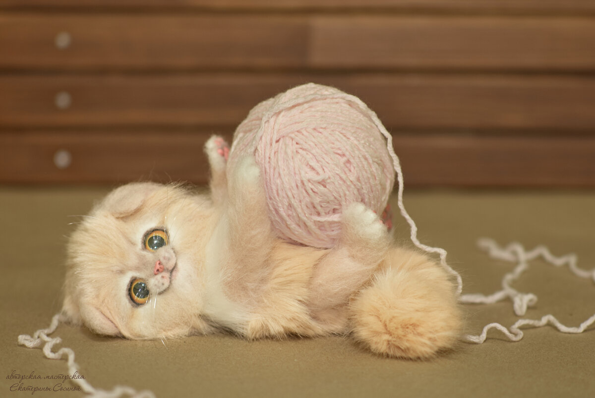 Мягкая игрушка из искусственного меха и шерсти с элементами лепки из полимерной пластики