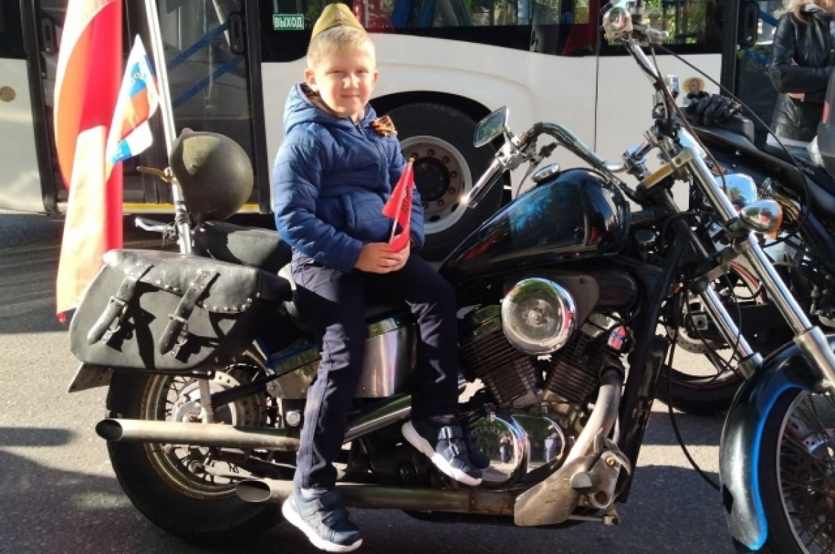    Сыновей Владимир Добрицкий воспитывает в духе патриотизма.