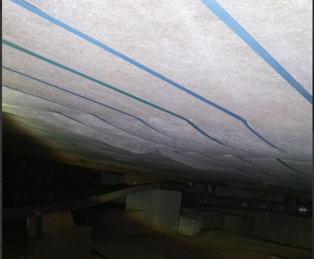 Лента упаковочная вместо обрешетки, держит паропроницаемую пленку и утеплитель пола.