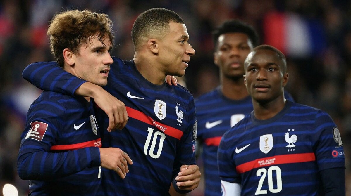 Однако назвать её национальной сборной можно с натяжкой. Половина полевых игроков явно не тянут на мушкетёров. 