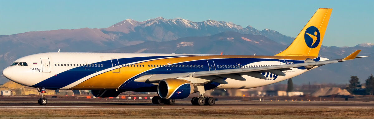 Самолёт на взлетной полосе.  фото: картинки  яндекса.