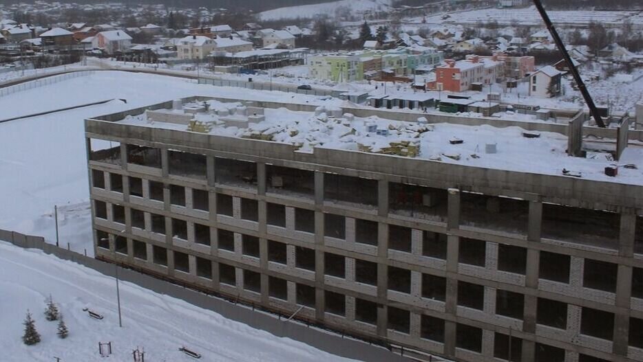     Сроки достройки школы в нижегородском ЖК «Новая Кузнечиха» вновь оказались сорваны. Работы планировалось завершить в декабре 2022 года, однако сейчас график сдвинут на август 2023 года. Об этом сообщается в сюжете «Кстати».