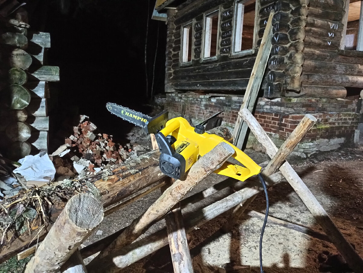 Цепные пилы есть и электрические. 